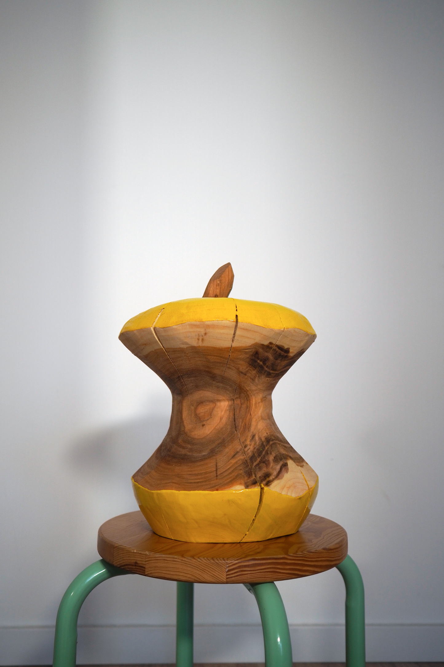 Gelber Apfelgriebsch - kleine Holzkunst mit Charakter