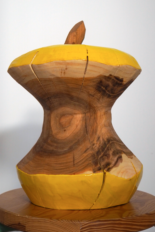 Gelber Apfelgriebsch - kleine Holzkunst mit Charakter